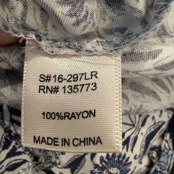 Lulus Ivory and Navy Blue Floral Print Romper Women's Size Medium Fair Condition - Picture 4 of 16